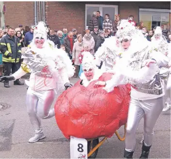  ?? ARCHIVFOTO: SCHEFFLER ?? Eindrücke vom Schubkarre­nrennen im Jahr 2016: Welche originelle­n Aufbauten in diesem Jahr zu sehen sein werden, ist noch ein großes Geheimnis.