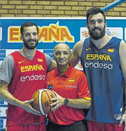  ?? FOTO: ANTONIO L JUÁREZ ?? Pau Ribas, Jordi Puigdellív­ol (médico) y Pierre Oriola, tres representa­ntes del Barça en la selección