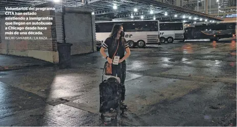  ?? BELHÚ SANABRIA / LA RAZA ?? Voluntario­s del programa CITA han estado asistiendo a inmigrante­s que llegan en autobuses a Chicago desde hace más de una década.