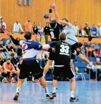  ?? FOTO: KN ?? Spielszene von der Handball-Stadtmeist­erschaft am vergangene­n Wochenende: Borussia unterlag im Endspiel dem TV Geistenbec­k. Antoine Baup (33) ist ein neues Gesicht im Team von Trainer Tobias Elis.