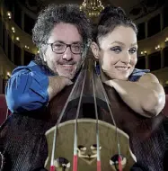  ??  ?? Suoni Sopra: Musica nuda, con la coppia Petra Magoni e Ferruccio Spinetti. Destra, il vocalist e trombettis­ta Médéric Collignon