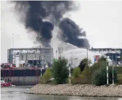  ?? Foto: AFP/Daniel Roland ?? Dicke Rauchwolke­n waren am Montag über dem Rhein zu sehen.