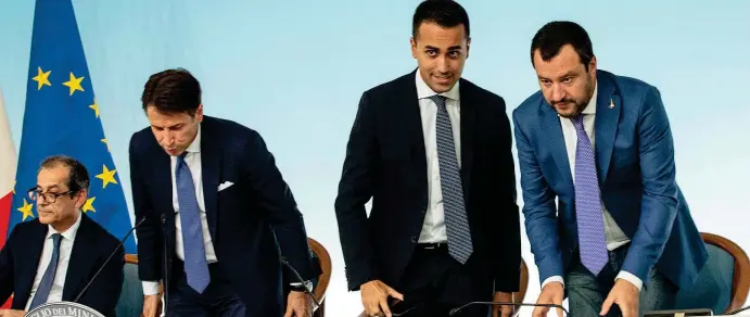  ??  ?? A Palazzo Chigi Il ministro dell’economia Giovanni Tria, 70 anni, il premier Giuseppe Conte, 54, e i due vicepremie­r Luigi Di Maio, 32, e Matteo Salvini, 45, ieri alla conferenza stampa sulla manovra