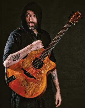  ?? Foto: Tom Martin ?? Jon Gomm ist einer der wildesten und interessan­testen Musiker der Welt, abseits des Mainstream. Der Ausnahmekü­nstler wird heuer das Wertinger Gitarrenfe­stival eröffnen.