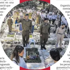  ?? Menahem Kahana / AFP ?? Soldats i civils, durant la celebració del Dia dels Caiguts en un cementiri militar de Jerusalem, ahir.