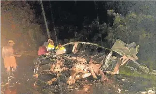  ?? ÉDGAR ROMERO / EXPRESO ?? Fatalidad. La camioneta quedó así por el fuerte impacto. Uno de sus ocupantes murió. El otro está herido.