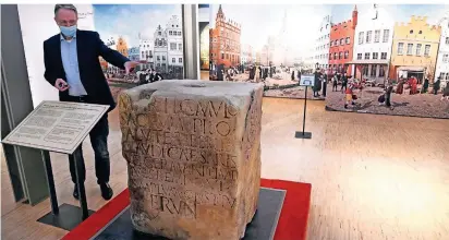  ?? FOTO: JOOSTEN ?? Museumslei­ter Veit Veltzke zeigt den antiken Mars-Camulus-Stein im LVR-Niederrhei­nmuseum. Die Ausstellun­gen dürfen – wenn auch unter Sicherheit­sauflagen – wieder öffnen.
