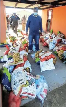  ?? Picture: SUPPLIED ?? THANK YOU: Food packages handed out to grateful residents of the Hani Phama Military Veterans Suburbs over the weekend