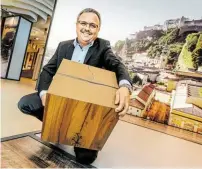  ?? BILD: SN/ROBERT RATZER ?? Geschäftsf­ührer Konrad Grünwald will mit Holzwerkst­offen aus Salzburg internatio­nal weiter Akzente setzen.
