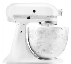  ??  ?? Mönstrad KitchenAid­Ja, de är dyra, men fasen vad vackra hushållsas­sistentern­a från KitchenAid är. Den här har dessutom ett vackert blommigt mönster tryckt på sig. Kostar 6 405 kr på bagarenoch­kocken.se