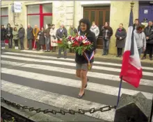  ??  ?? Patricia De Hondt, Maire, déposant une gerbe au monument aux Morts