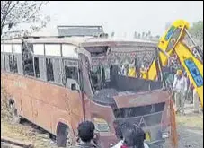  ?? SANJEEV KUMAR/HT ?? The private bus that skidded off the road and fell into a field near Jalalabad in Fazilka on Tuesday.
