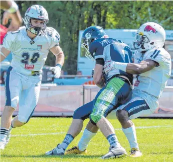  ?? FOTO: FLORIAN WOLF ?? Mehr Zugriff: Gegen Albershaus­en wollen die Ravensburg Razorbacks defensiv besser stehen. Im Bild sind Alexander Jevonte (rechts) und Dominik Pohl (links) im Spiel gegen Straubing zu sehen.