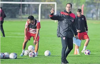  ?? RAMIRO PEREYRA ?? VOLVER A AFIRMARSE. El DT Bovaglio trabaja para que su equipo tenga la solidez que necesita para lograr la permanenci­a.