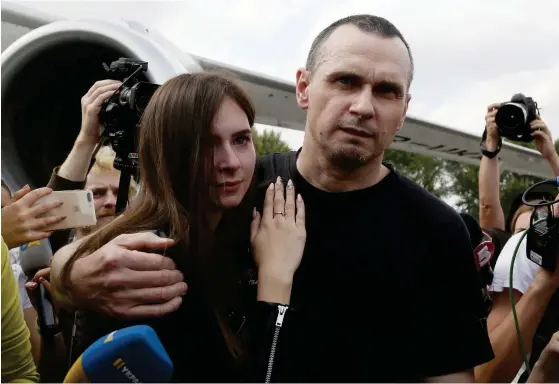  ?? FOTO: EFREM LUKATSKY / AP-TT ?? Den ukrainska regissören Oleg Sentsov håller om sin dotter Alina Sentsova efter att ha landat på flygplatse­n Boryspil i Kiev.