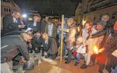  ?? FOTO: THOMAS SIEDLER ?? In ein Loch im Beton wurden allerlei Erinnerung­sstücke gelegt, um sie für die Nachwelt zu konservier­en.