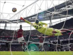  ?? FOTO: TONY O’BRIEN/REUTERS ?? West Ham-målmanden Joe Hart spraellede forgaeves, da Arsenal til sidst vandt 4-1 i London-derbyet.