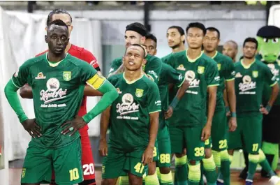  ?? ANGGER BONDAN/JAWA POS ?? TERIMA HAK: Para pemain Persebaya Surabaya menerima keputusan yang dibuat manajemen.