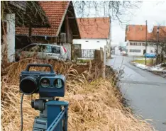  ?? Archivfoto: Stoll ?? Mit der Verkehrsüb­erwachung hat die Stadt die Nürnberger Wach- und Schließges­ellschaft beauftragt. Das Bild entstand bei einer Kontrolle in Gernstall.