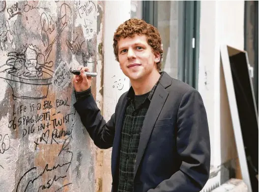  ?? Mireya Acierto / FilmMagic ?? Jesse Eisenberg wrote “The Revisionis­t,” which will be performed at the Evelyn Rubenstein Jewish Community Center.