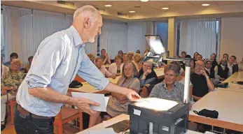  ??  ?? Von Lichtbilde­rn unterstütz­t, referierte Christoph Schmid vor einem 60- köpfigen Publikum.