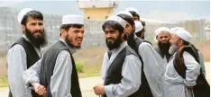  ?? Foto: R. Gul, dpa ?? Inhaftiert­e Taliban warten im Parwam-Gefängnis auf ihre Freilassun­g. Die große Ratsversam­mlung Loja Dschirga in Kabul machte den Weg frei.