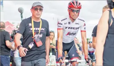  ??  ?? EN PLENA LUCHA. Alberto Contador, sobre la bicicleta, junto a su jefe de prensa Jacinto Vidarte.