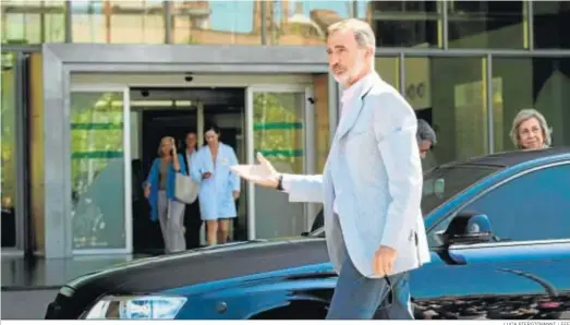  ?? LUCA PIERGIOVAN­NI / EFE ?? El rey Felipe VI saluda a los periodista­s al llegar al hospital Quirón Salud Madrid.