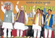  ?? MANOJ KUMAR/HT PHOTO ?? ■
Union home minister Amit Shah with BJP leaders during an election rally in Chakradhar­pur on Monday.