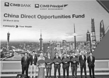  ??  ?? CIMB Group Asset Management & Investment­s chief executive officer Effendy Shahul Hamid (fifth left) stands with CIMB-Principal Asean Region CEO Alejandro Echegorri (fourth left), Munirah (third left), Principal Financial Group vice president and head...