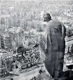  ?? RICHARD PETER ?? La ciudad alemana de Dresde, tras el bombardeo de 1945.