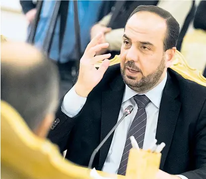  ??  ?? Der Delegation­sleiter der syrischen Opposition, Nasr al-Hariri, am Montag in Moskau bei Russlands Außenminis­ter Sergej Lawrow. Die Russen bereiten Sotschi vor, Hariri wird auch nach Wien kommen.