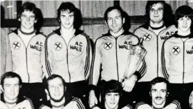  ?? BILD: SN/ARCHIV ?? Die Staffel des A.C. Wals zu Beginn der 70er-Jahre, in der Mitte stehend der 27-fache Staatsmeis­ter Franz Berger, der im Europacup den einzigen Punkt holte.