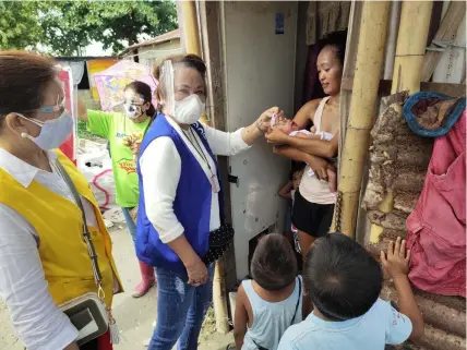  ?? (Ian Ocampo Flora) ?? VACCINATIO­N. Soroptimis­t Internatio­nal of Guagua president Divine David-Tulio administer­s an oral polio vaccine in Barangay San Rafael yesterday.