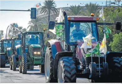  ?? JUAN CARLOS VAZQUEZ ?? Un momento de la tractorada, ayer en Sevilla.