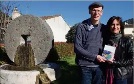  ?? (Photo M. R.) ?? L’organisate­ur Cédric Lerible et l’adjointe à la culture de Solliès-Toucas Alexandra Fiore présentent le livre de Nathalie Piégay qui sera présente samedi pour la soirée inaugurale à Solliès-Toucas.