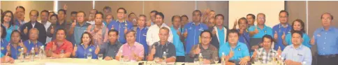  ??  ?? Penguang (seated fifth right) and others give the thumbs-up after the PDP Baram meeting at a hotel here yesterday.