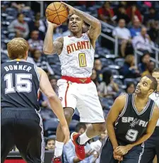  ?? EPA/ERIK S. LESSER CORBIS OUT ?? AGRESIF: Guard Atlanta Hawks Jeff Teague melepaskan tembakan melewati guard San Antonio Spurs Tony Parker ( kanan) dan center Matt Bonner kemarin WIB. Teague menjadi top scorer dengan 19 poin.