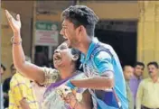  ?? ARIJIT SEN/HT PHOTO ?? Relatives of a child who died during doctors’ strike at KEM hospital in Mumbai on Friday.