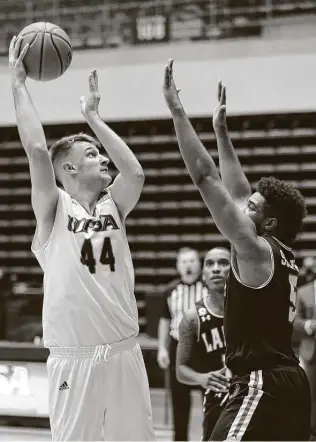  ?? Kin Man Hui / Staff photograph­er ?? UTSA’s Luka Barisic shoots a jump hook over Lamar’s Avery Sullivan. Barisic led the Roadrunner­s with 18 points and 10 rebounds, both career highs.