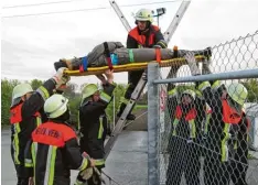  ?? Foto: Feuerwehr ?? Eine von zwei Übungen, die die Feuerwehr Bergheim jeden Monat absolviert. Hier trainieren sie am örtlichen Wertstoffh­of.