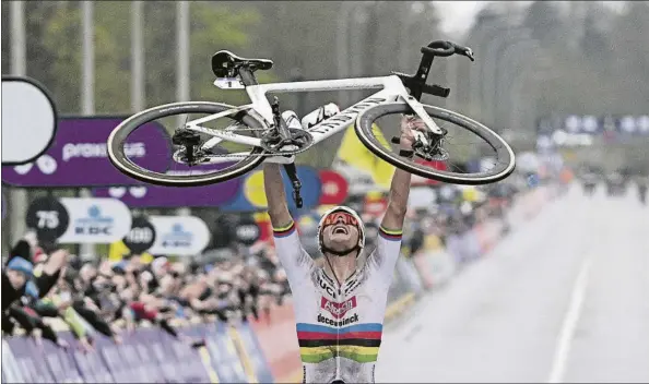  ?? FOTO: EFE ?? Mathieu van der Poel, ganador por tercera vez del Tour de Flandes, pero en este 2024 con una postal épica vestido con el maillot de campeón del mundo
