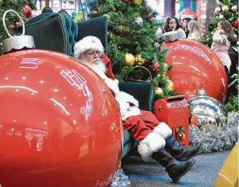  ?? Frederic J. Brown / AFP / Getty Images ?? Retailers are increasing staffing to meet customer expectatio­ns. According to Challenger, Gray &amp; Christmas Inc., stores are expected to hire a record 704,000 seasonal workers.