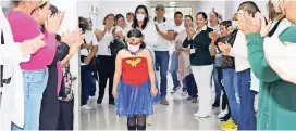  ?? ?? ANA Sofía fue ovacionda por el personal médico de la Clínica Morelos, en esta capital