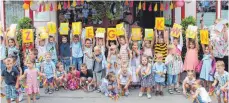  ?? SZ-FOTOS: KÖ ?? Kinder, Erzieherin­nen und Eltern feierten gemeinsam den 50. Geburtstag des Kindergart­ens am Wenzelstei­n.