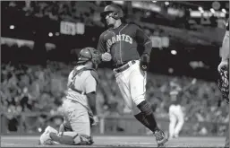  ?? Ray Chavez
/ Bay Area News Group ?? San Francisco Giants'thairo Estrada (39) scores on an single by San Francisco Giants' Mikeyastrz­emski (5) in a game against the St. Louis Cardinals at Oracle Park in San Francisco on Saturday.