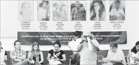  ??  ?? Manuel Olivares Hernández (al micrófono), secretario técnico de la Red Guerrerens­e de Organismos de Derechos Humanos, durante una conferenci­a de prensa en la que representa­ntes de Amnistía Internacio­nal, Servicio y Asesoría para la Paz, el Centro de...