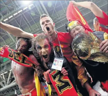  ??  ?? EUFORIA BELGA. La afición celebró el pase a semifinale­s.