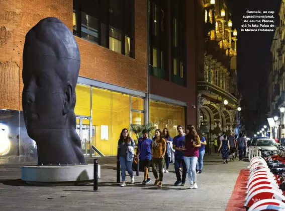  ??  ?? un cap supradimen­sionat, de Jaume Plensa, stă în fața Palau de la Música Catalana.