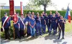  ?? Foto: Konrad Dobler ?? Eine Fahnenabor­dnung der Langerring­er Feuerwehr (links) nahm am Fest der Wehr in der Partnergem­einde La Baconnière teil.